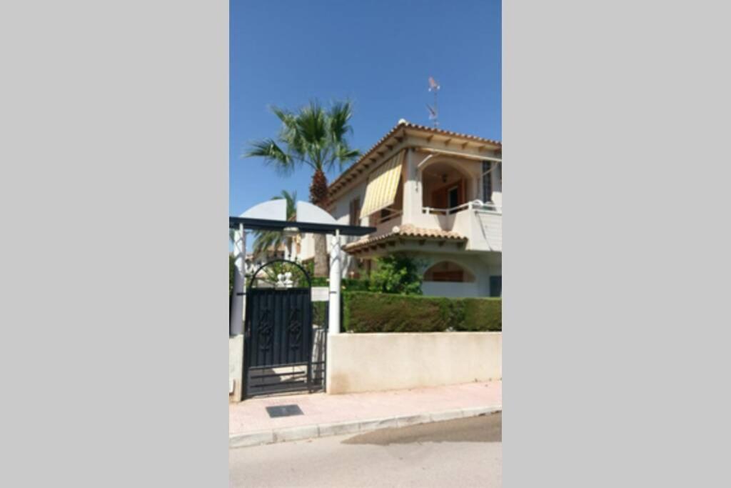 La Casa De La Palmera Apartment Torrevieja Luaran gambar